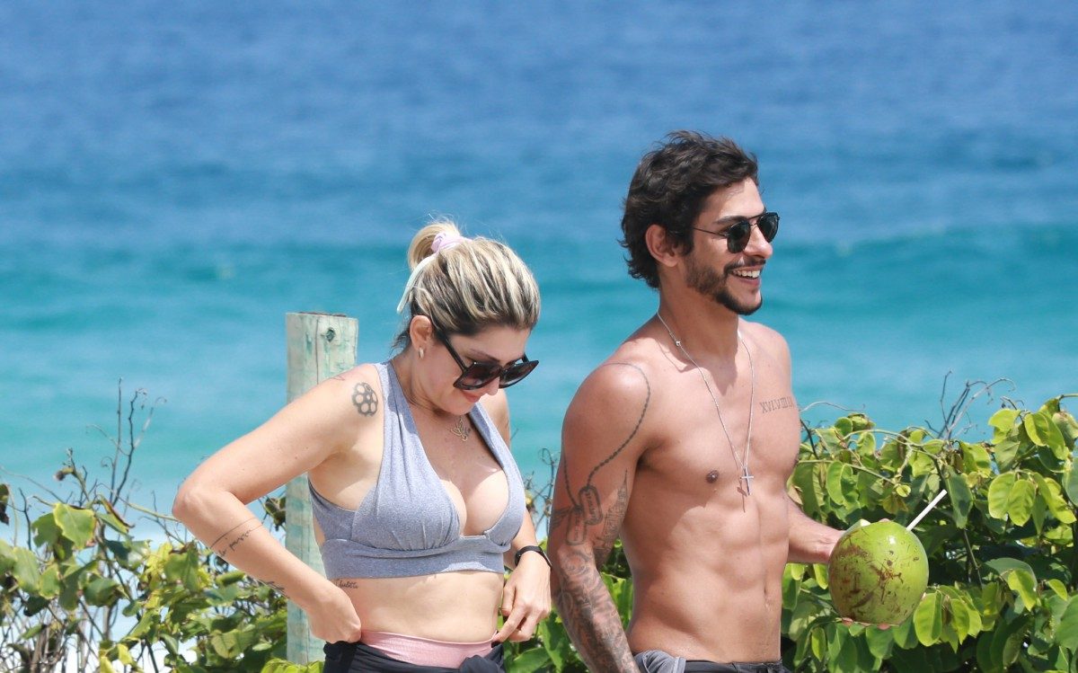 Ant&ocirc;nia Fontenelle passeia na orla com o novo namorado, Shia