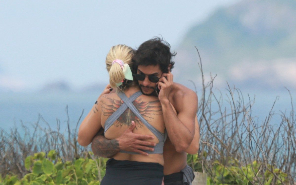 Ant&ocirc;nia Fontenelle passeia na orla com o novo namorado, Shia