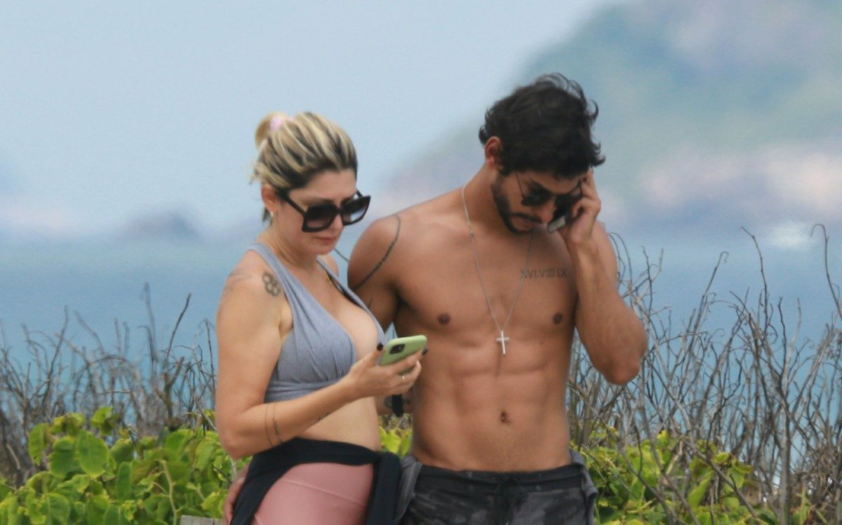 Ant&ocirc;nia Fontenelle passeia na orla com o novo namorado, Shia
