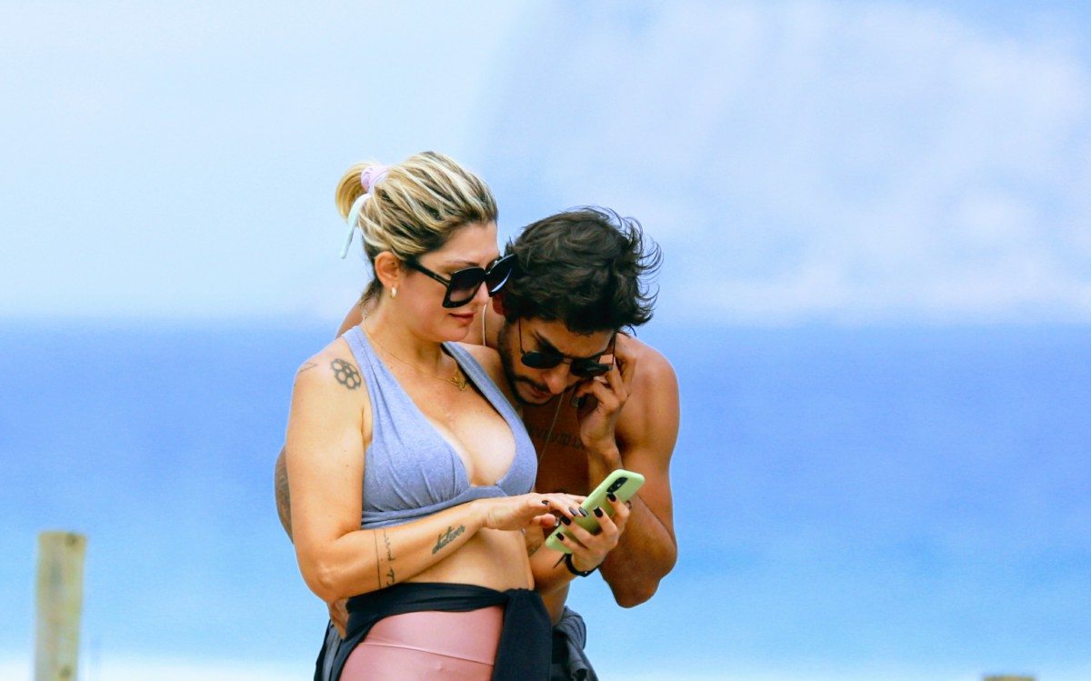 Ant&ocirc;nia Fontenelle passeia na orla com o novo namorado, Shia