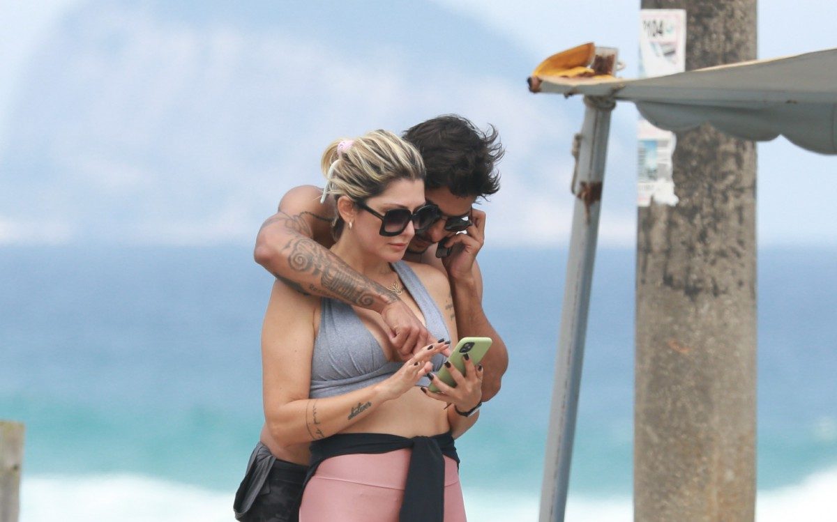 Ant&ocirc;nia Fontenelle passeia na orla com o novo namorado, Shia