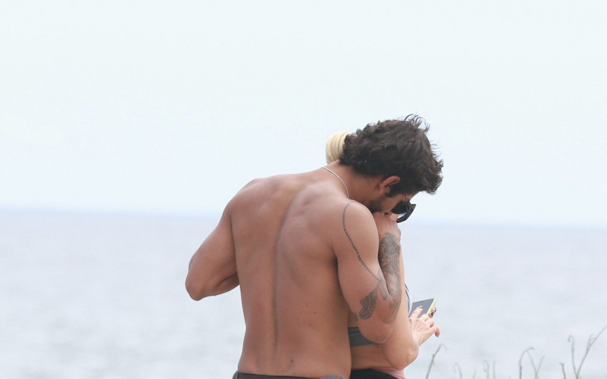 Ant&ocirc;nia Fontenelle passeia na orla com o novo namorado, Shia