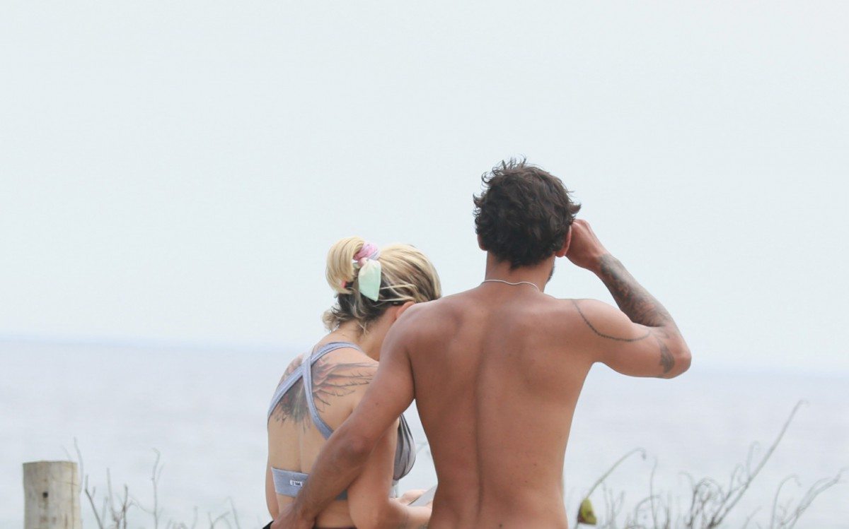 Ant&ocirc;nia Fontenelle passeia na orla com o novo namorado, Shia