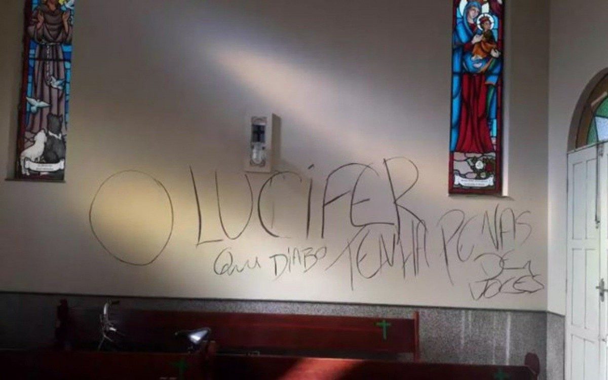 Vândalos deixaram uma ameaça de morte para o padre - Divulgação