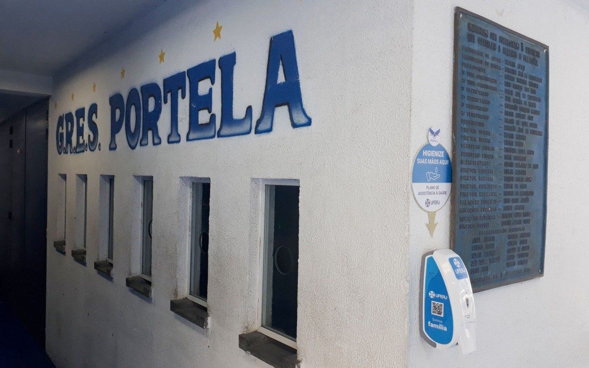 Entrada da quadra da Portela ganhou um dispenser de &aacute;lcool em gel