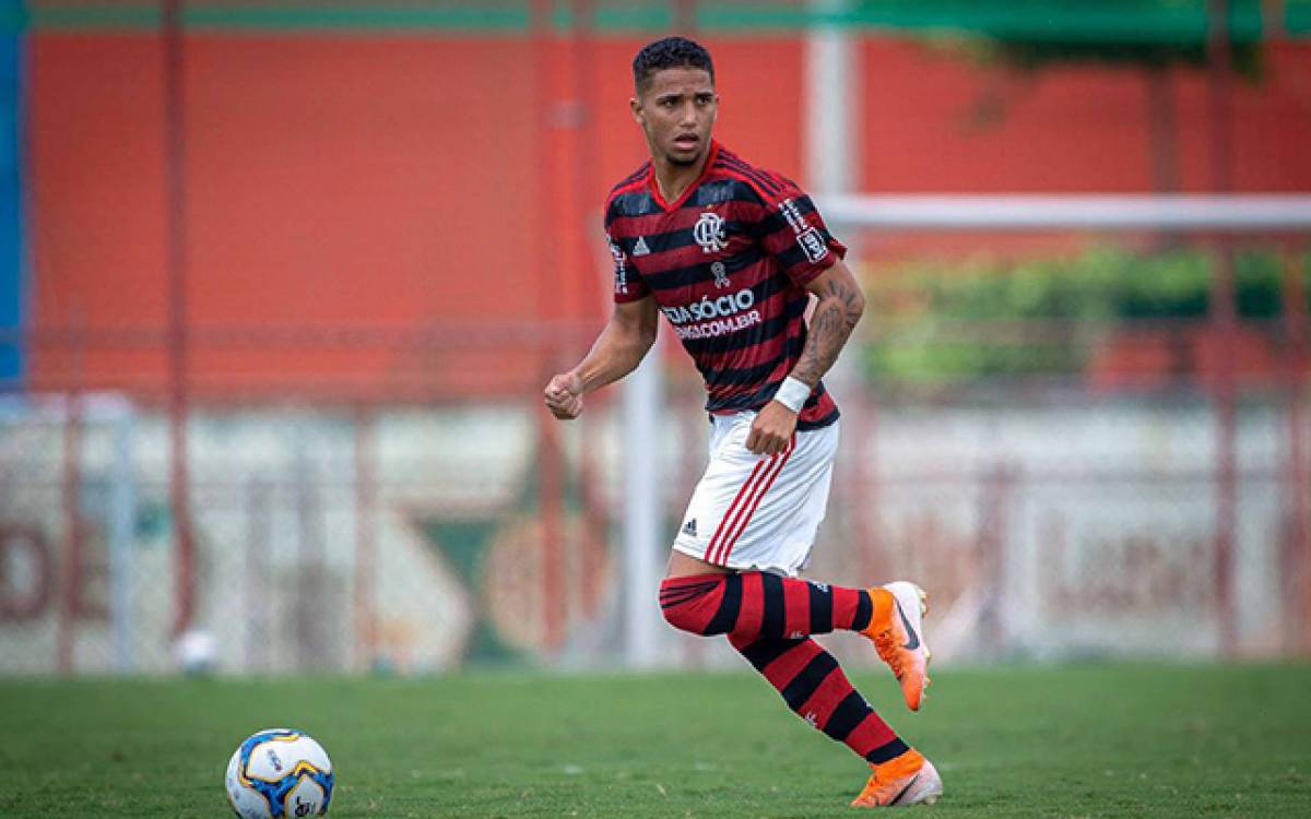 Luis Gustavo com a camisa do Flamengo - Divulgação Flamengo
