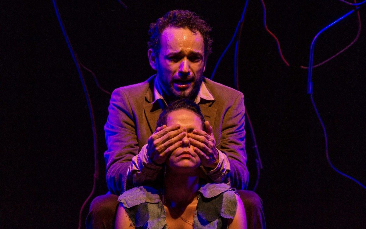 O ator na peça 'Aos Pombos'