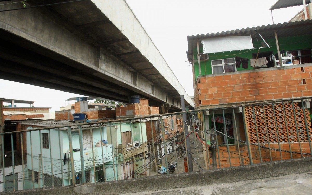 Cidade - Construções irregulares sob estruturas do Metrô e viadutos. Na foto, Casas em triagem. - Estefan Radovicz / Agencia O Dia
