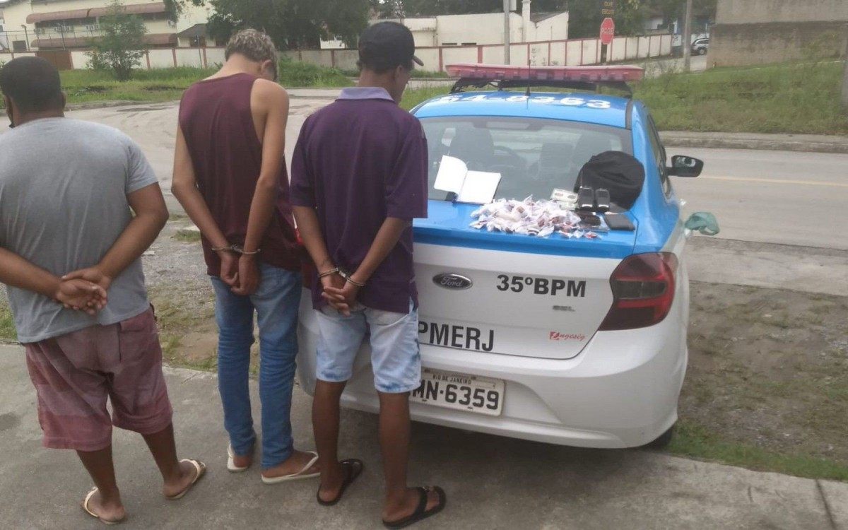 Tr&ecirc;s suspeitos foram levados para a delegacia do munic&iacute;pio - Foto: Divulga&ccedil;&atilde;o Pol&iacute;cia Militar