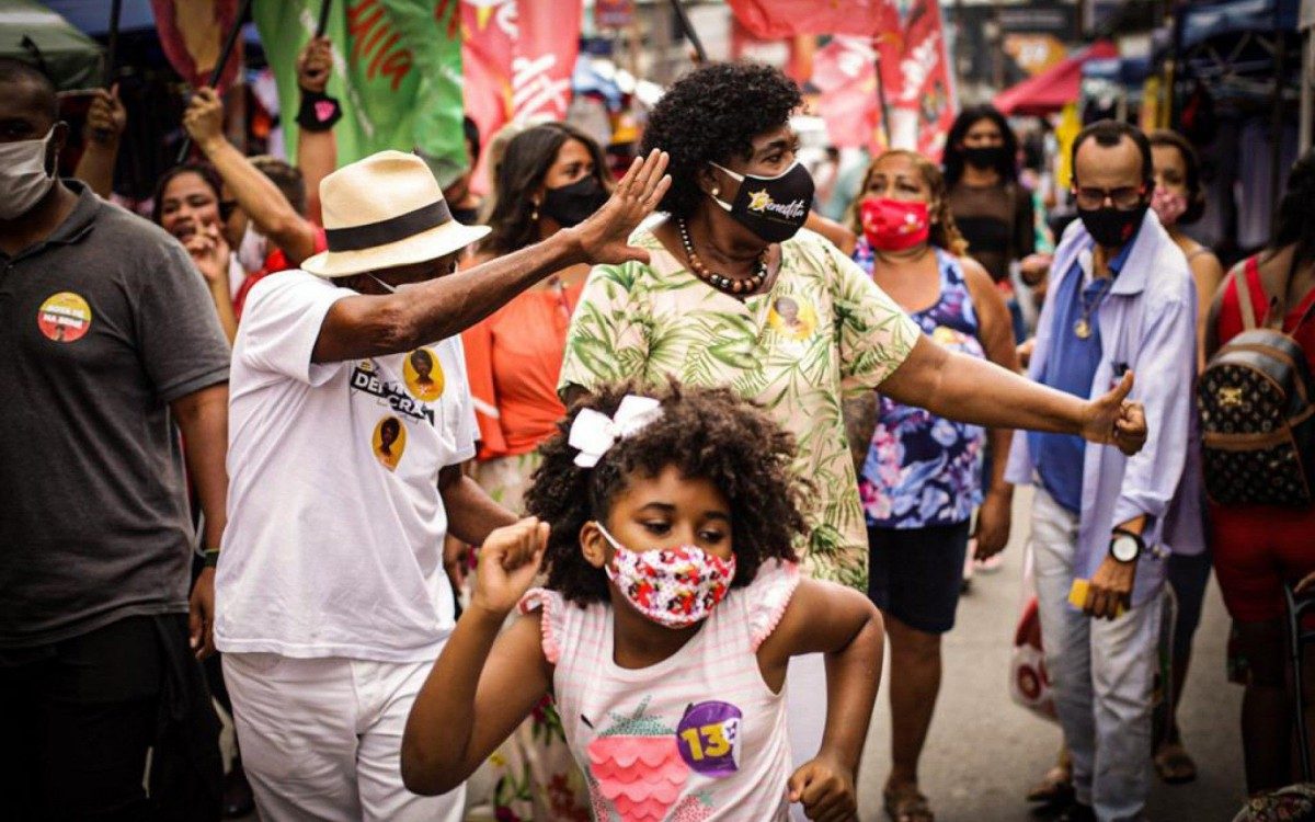 Candidata à Prefeitura do PT, Benedita da Silva, e sua bisneta Manu, de 8 anos, no Méier - Wagner Silva