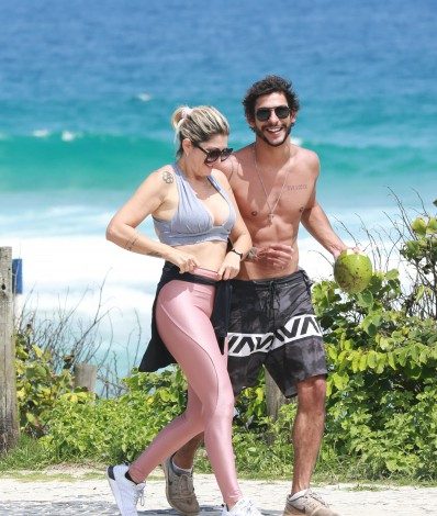 AntÃŽnia Fontenelle passeia na orla com o novo namorado, Shia - Ag. News