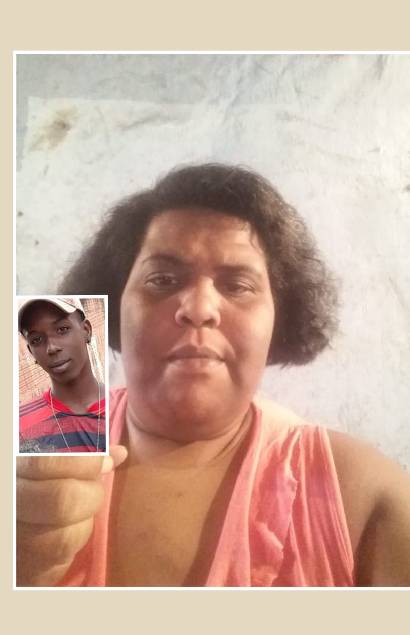 A dona de casa Carla Ribeiro faz buscas na região para encontrar o filho   