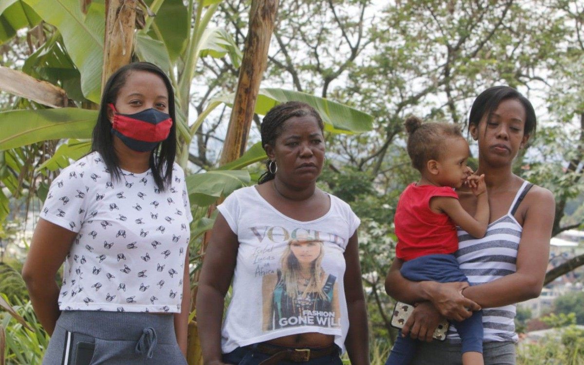 Familiares comparecem no IML de Nova Iguaçu para reconhecer o corpo de Vanessa