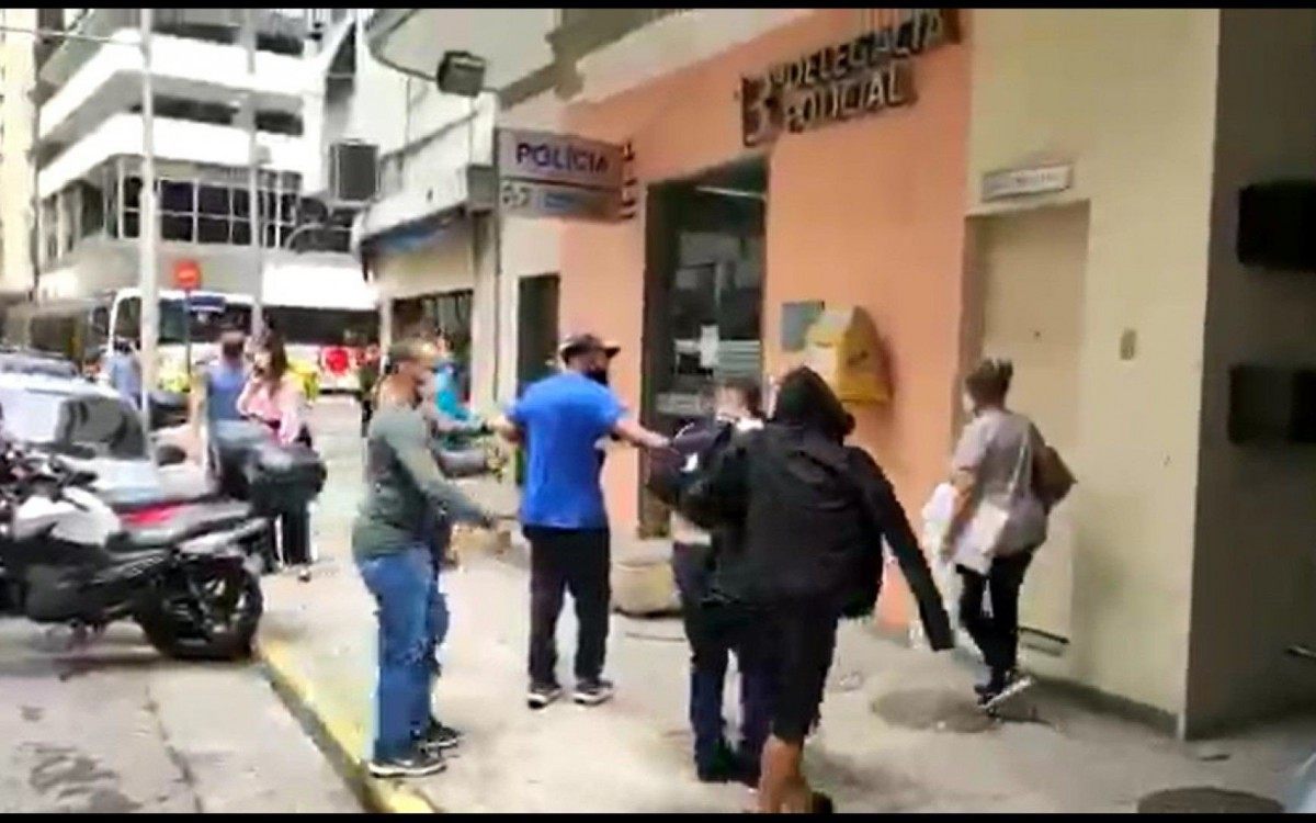 Cinco suspeitos foram presos em Copacabana - Foto: Reprodução / Polícia Civil