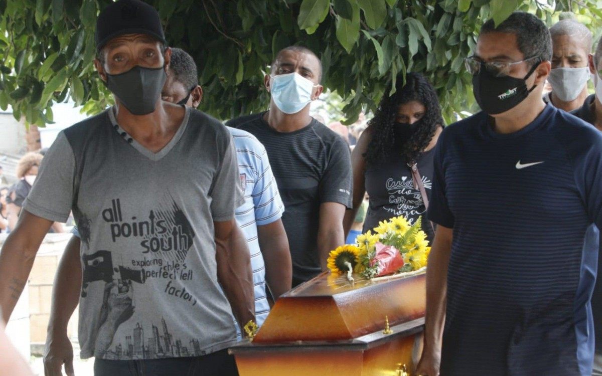 Parentes de Luíza levam caixão para sepultura no Cemitério da Solidão, em Belford Roxo