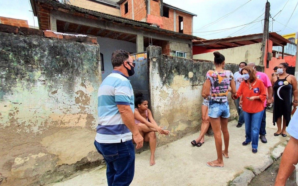 Martha Rocha caminha por ruas de Bangu, Vila Kennedy e Marechal Hermes