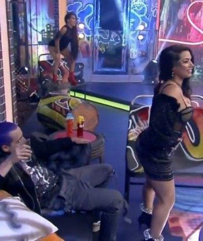 Raissa e Lucas esquentaram o clima na madrugada deste sábado - Reprodução