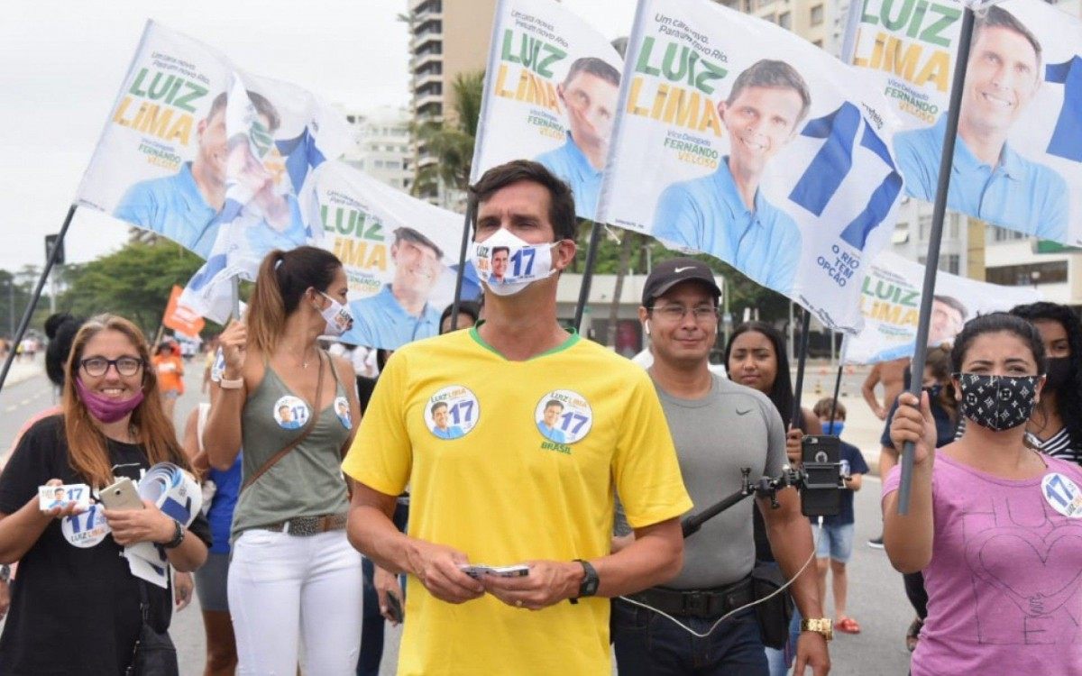 Luiz Lima (PSL) caminhou por Copacabana e falou sobre saúde, abandono da educação, desordem urbana e falta de coleta de lixo
