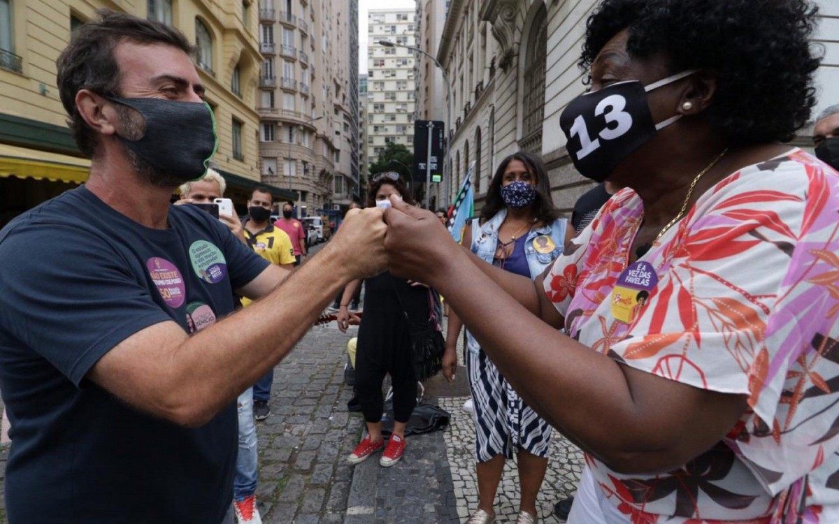 Benedita da Silva (PT) encontrou-se com o deputado Marcelo Freixo (Psol) em ato na Cinel&acirc;ndia