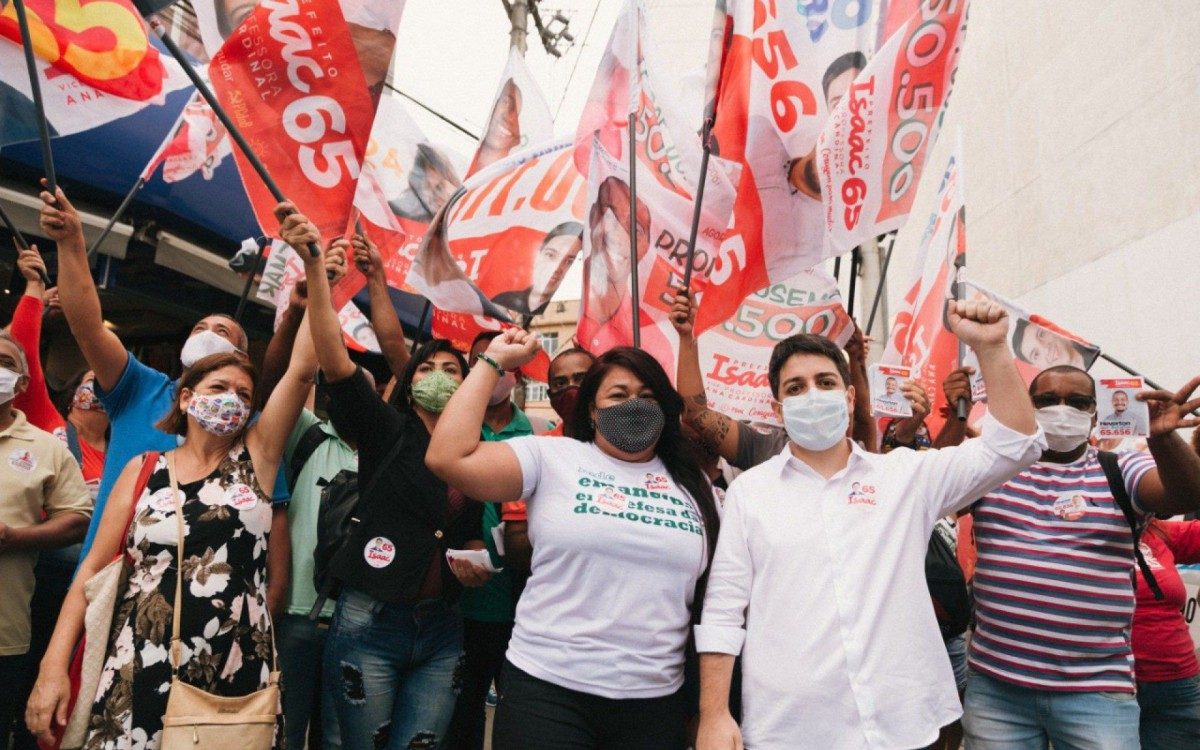 Isaac Ricalde (PCdoB) ao lado da vice na chapa, Ana Cardinal (PSOL) - Divulgação