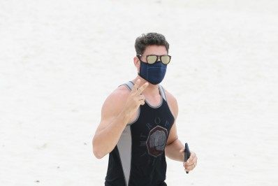 Que calor! Cauã Reymond exibe tanquinho e fãs ficam eufóricos: 'Coração parou aqui'