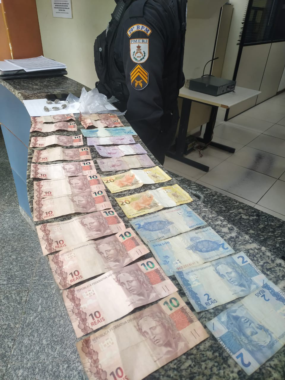 Foram encontrados na residência do jovem em um cofre R$ 295 e vários sacolés vazios. - Divulgação