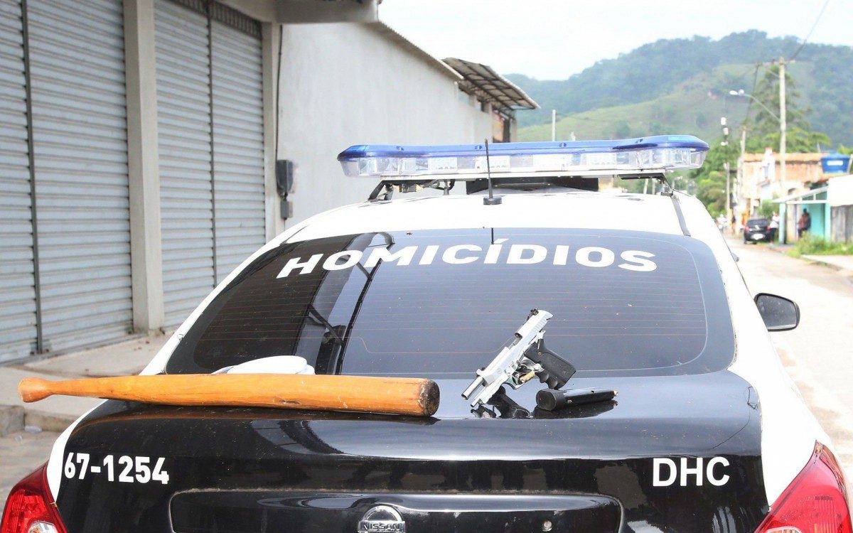 Polícia Civil e Ministério Público fazem operação contra a milícia de Magé. Na foto sendo preso em sua casa o  André Cosme da Costa Franco, vulgo André Careca, apontado como líder do grupo paramilitar.