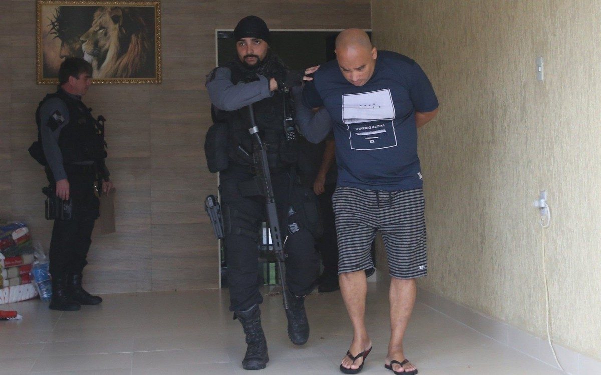 Polícia Civil e Ministério Público fazem operação contra a milícia de Magé. Na foto sendo preso em sua casa o  André Cosme da Costa Franco, vulgo André Careca, apontado como líder do grupo paramilitar.