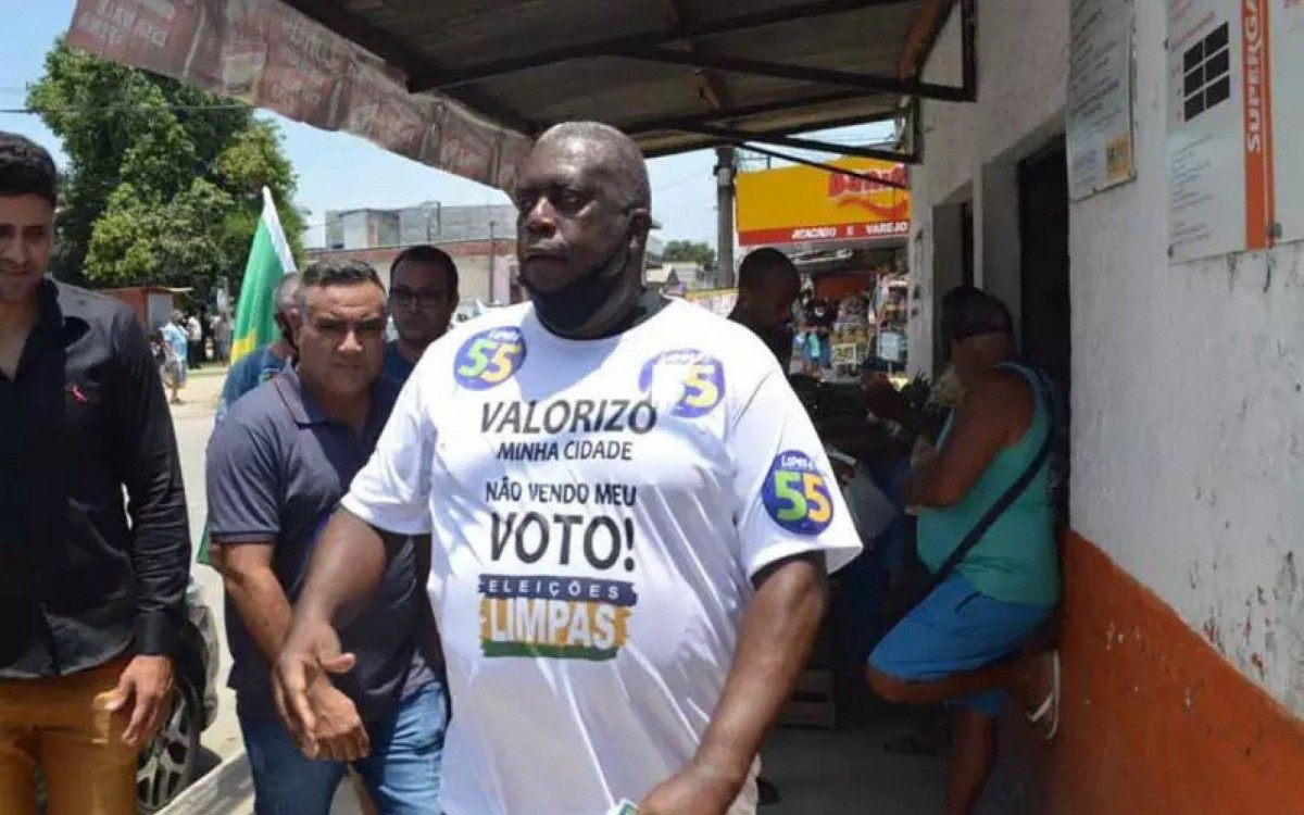 André Antônio Lopes, o Sargento Lopes (PSD), é suspeito de envolvimento com milícia: candidato a prefeito usa foto abraçado ao senador Flávio Bolsonaro em  perfil nas redes  - Facebook/Reprodução