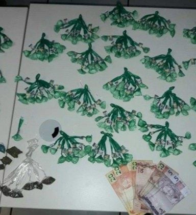 Tabletes de maconha e papelotes de cocaína apreendidos na Rua Seis de Julho, no bairro Quinta Lebrão - Divulgação/ 30BPM