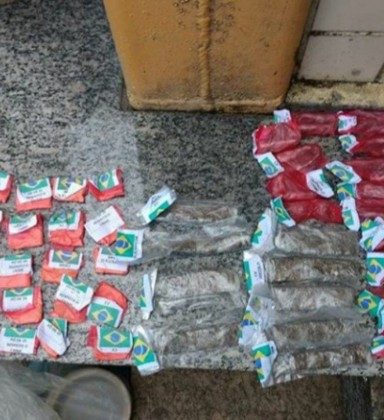 Suspeito foi preso com 218 papelotes de cocaína e 10 tabletes de maconha no Fisher - Divulgação/ 30BPM