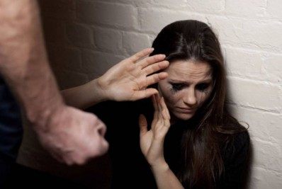 Após ser esfaqueada pelo marido, mulher morre ao fugir de um estado para o outro