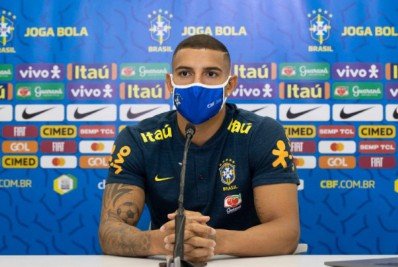 Aston Villa contrata zagueiro brasileiro do Sevilla