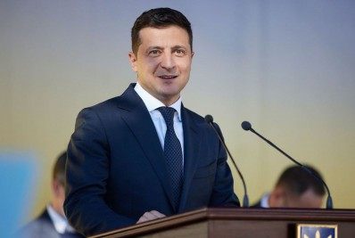 Zelensky conversa com o papa no Vaticano