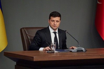 Líderes internacionais defendem Zelenski após Trump chamar presidente ucraniano de 'ditador'