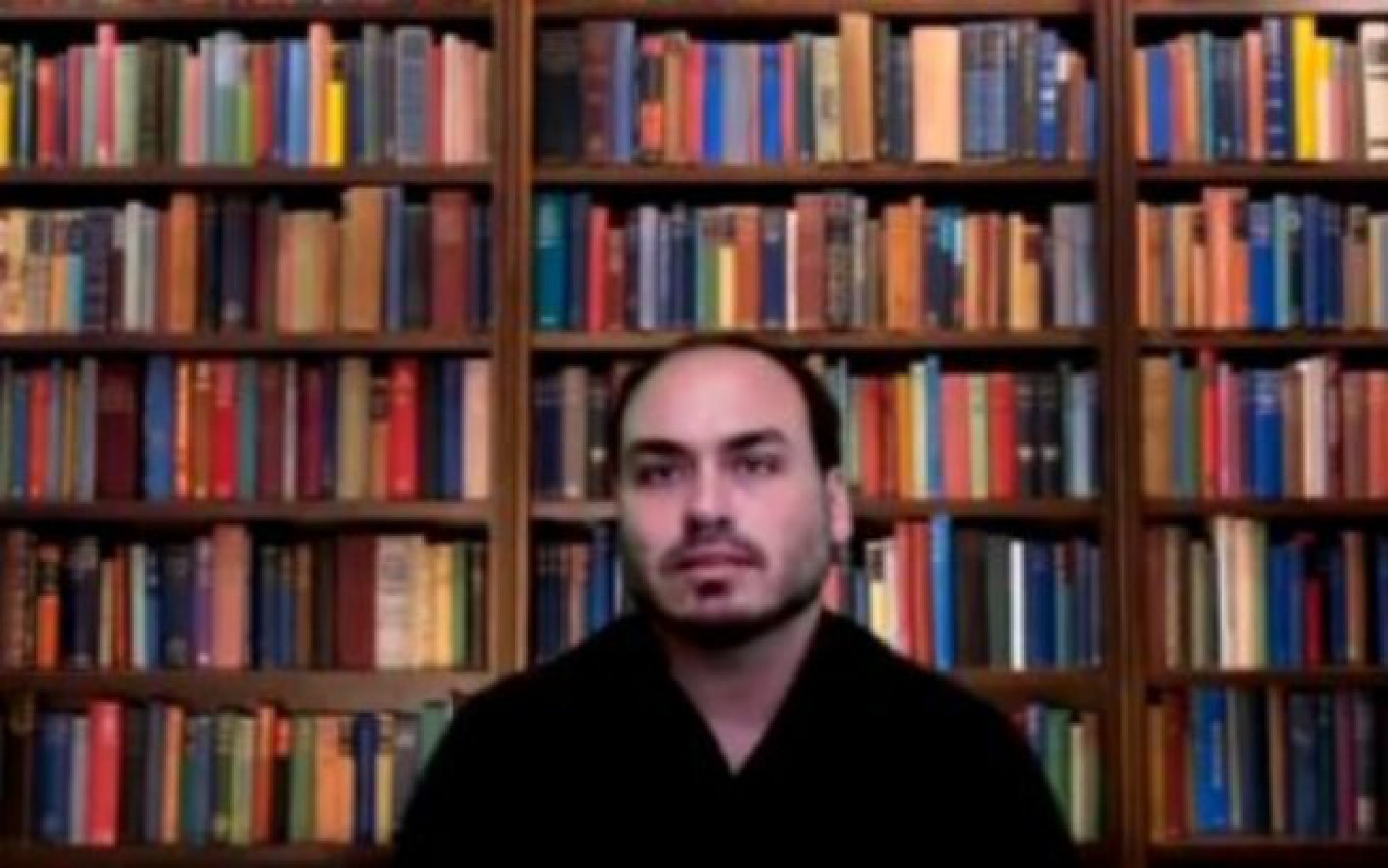 Carlos Bolsonaro usa fundo falso em vídeo e vira alvo de piadas