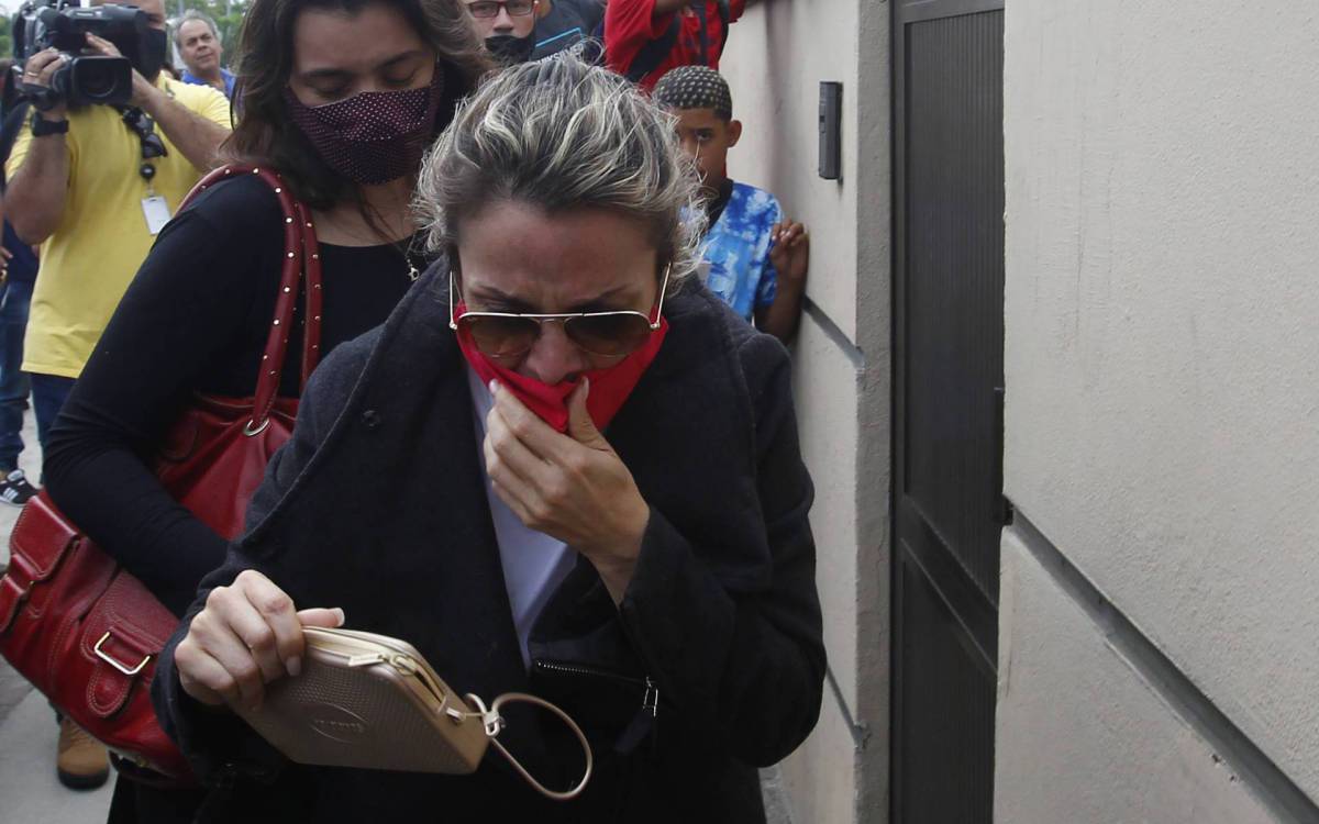 Fernando Iggnacio foi morto dentro da Heli-Rio no Recreio. Na foto acima a irm&atilde; da v&iacute;tima