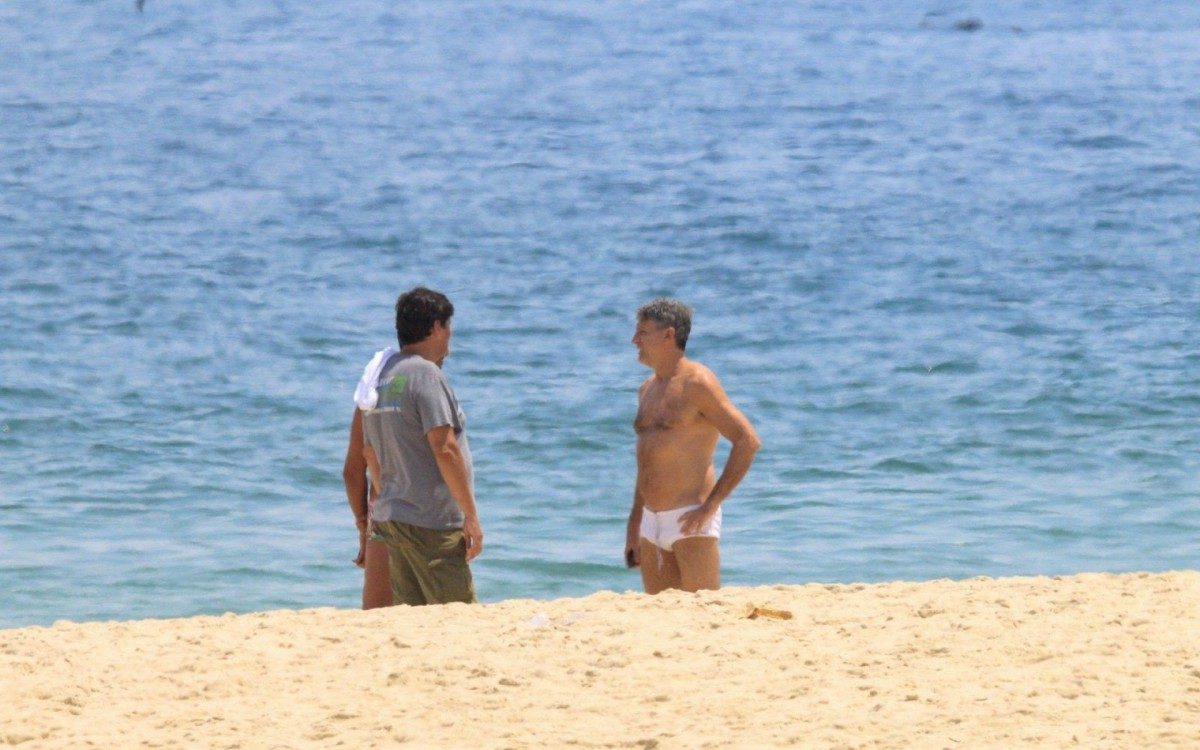 Renato Ga&uacute;cho posa com f&atilde;s em praia na Zona Sul do Rio na tarde de segunda-feira