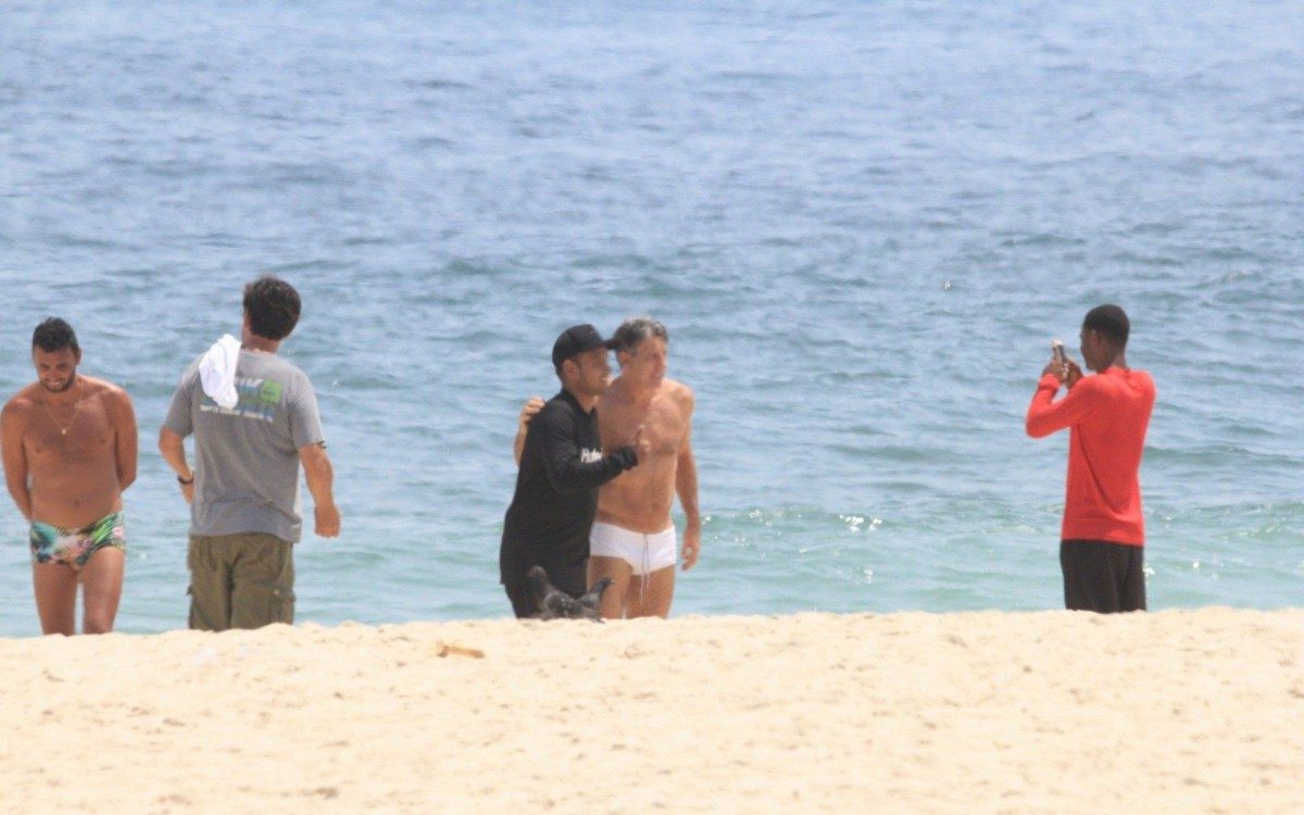 Renato Ga&uacute;cho posa com f&atilde;s em praia na Zona Sul do Rio na tarde de segunda-feira