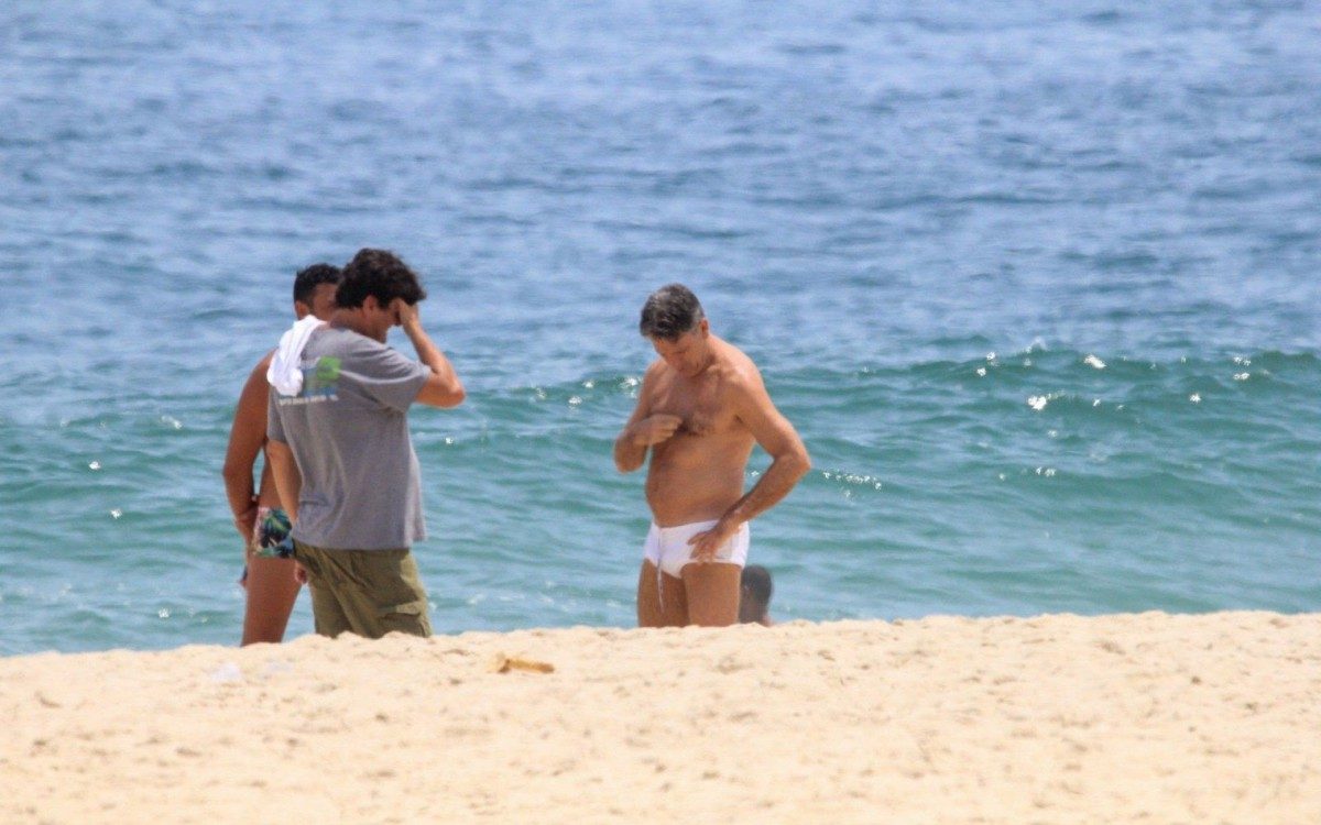 Renato Ga&uacute;cho posa com f&atilde;s em praia na Zona Sul do Rio na tarde de segunda-feira