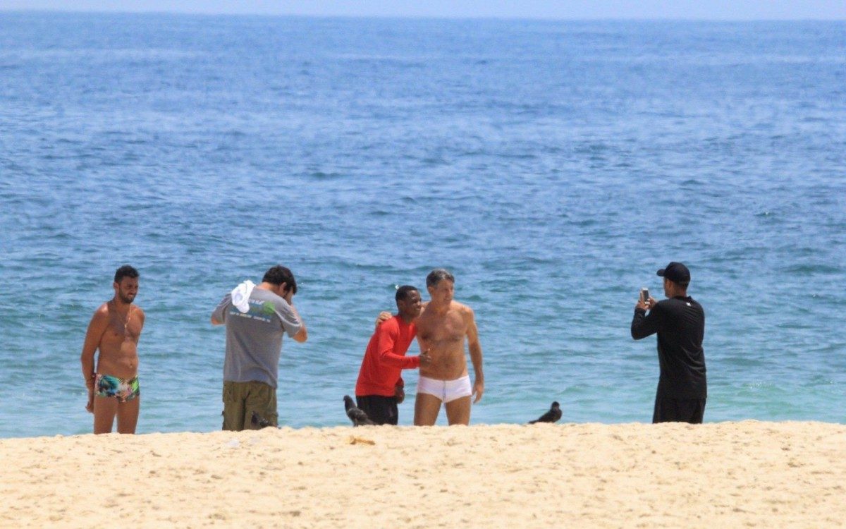 Renato Ga&uacute;cho posa com f&atilde;s em praia na Zona Sul do Rio na tarde de segunda-feira