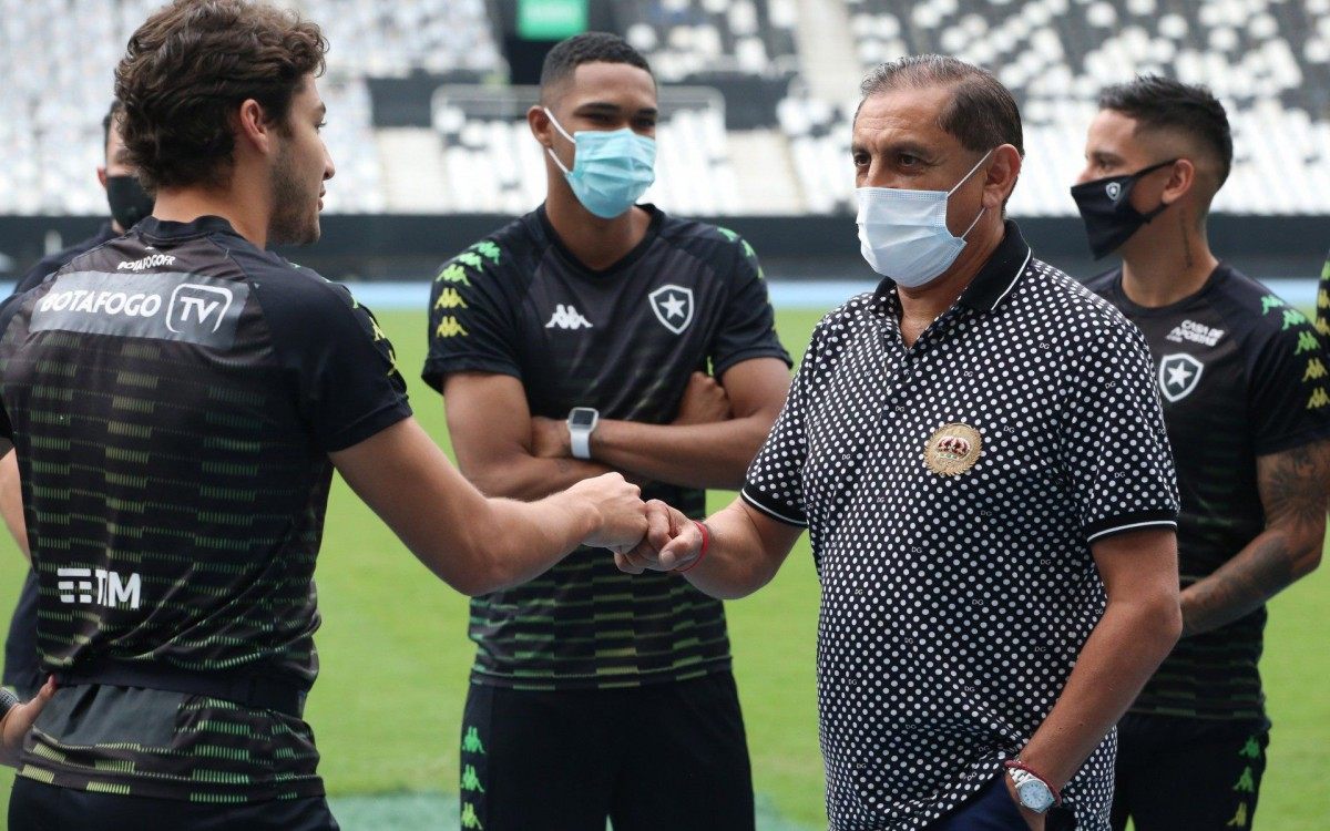 Marcinho (E) conhece o seu novo comandante no Alvinegro - Gabriel Baron/Divulgação/Botafogo