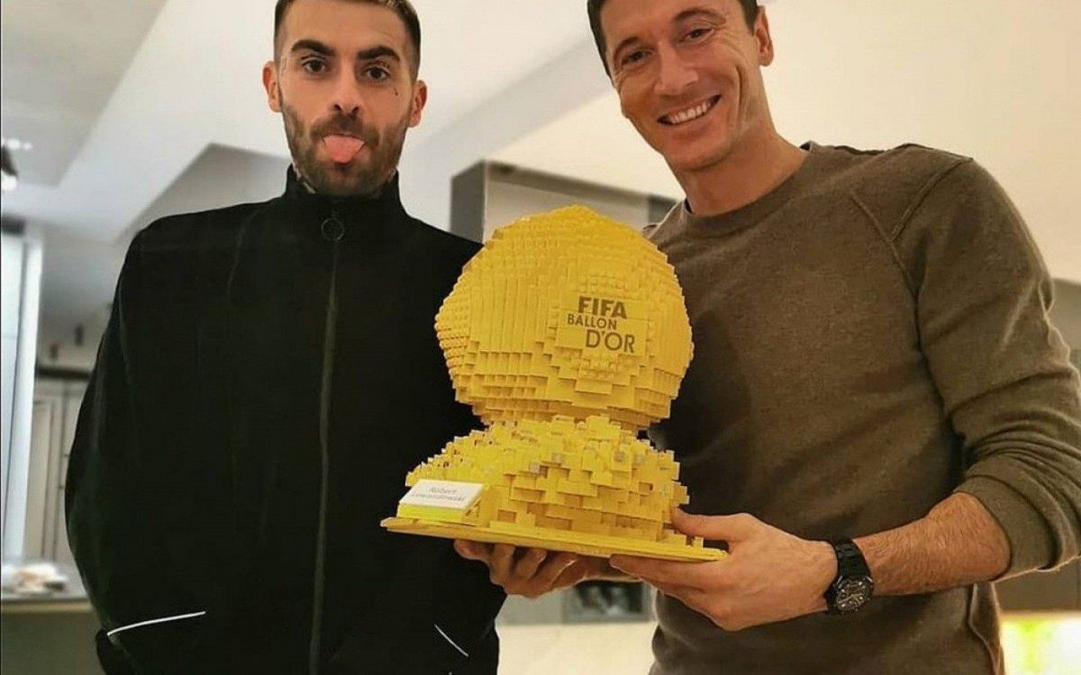 Lewandowski posa com a sua Bola de Ouro feita de Lego - Reprodução/Instagram