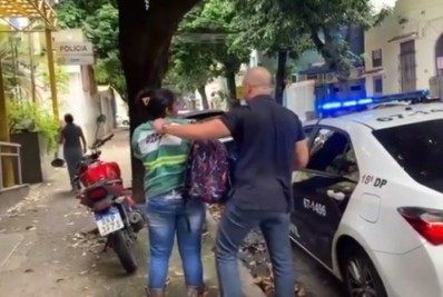 Mulher é presa acusada de tentativa de homicídio por ciúme da ex