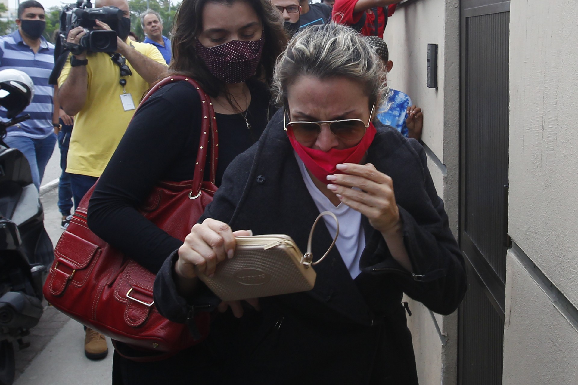 Rio de Janeiro 10/11/2020 - Foi morto na tarde desta terça feira Fernando Ignacio morto dentro da Heli Rio helicópteros no Recreio. Na foto acima a irmã da vitima. Foto: Luciano Belford/Agencia O Dia - Luciano Belford/Agencia O Dia