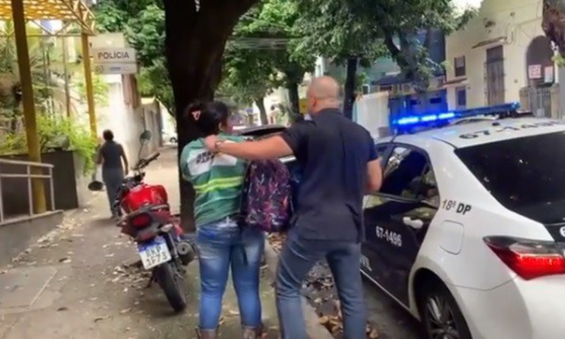 Mulher &eacute; presa acusada de tentativa de homic&iacute;dio por ci&uacute;mes da ex