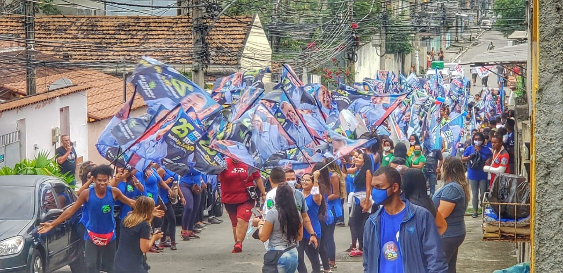 O candidato &agrave; reelei&ccedil;&atilde;o em Meriti, Doutor Jo&atilde;o, caminhou junto a uma multid&atilde;o de apoiadores, nesta ter&ccedil;a (10) - Divulga&ccedil;&atilde;o