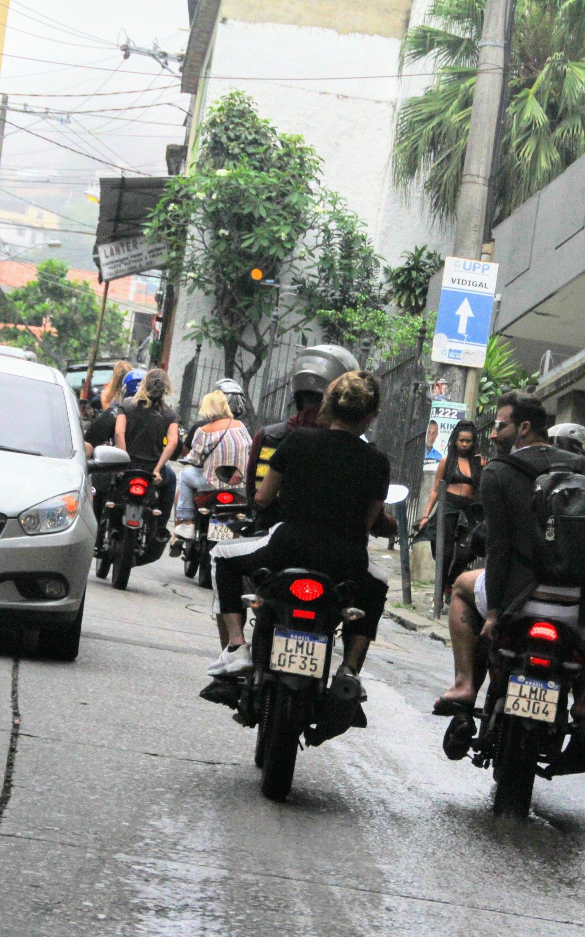 Henri Castelli vai ao Morro do Vidigal de motot&aacute;xi