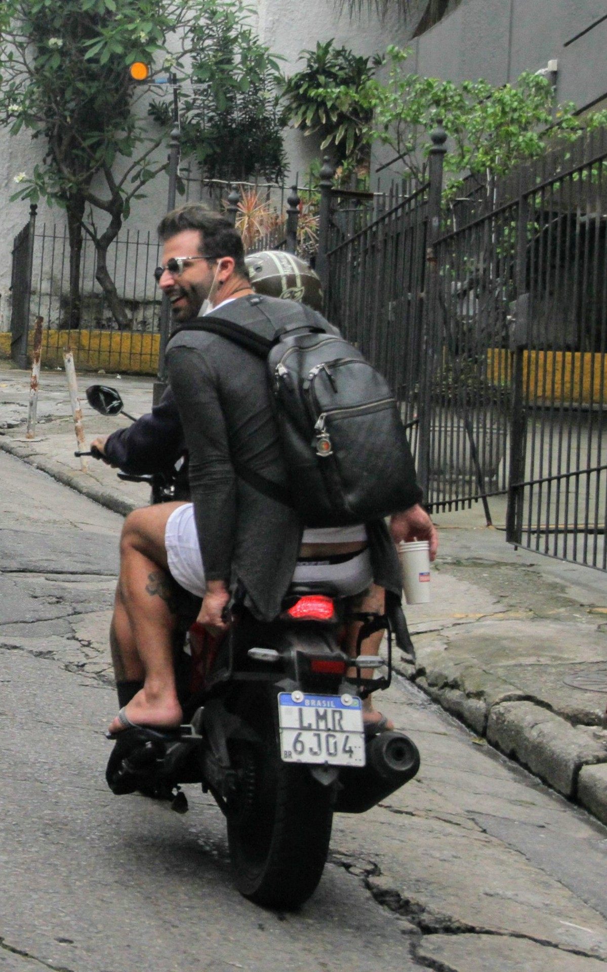 Henri Castelli vai ao Morro do Vidigal de motot&aacute;xi