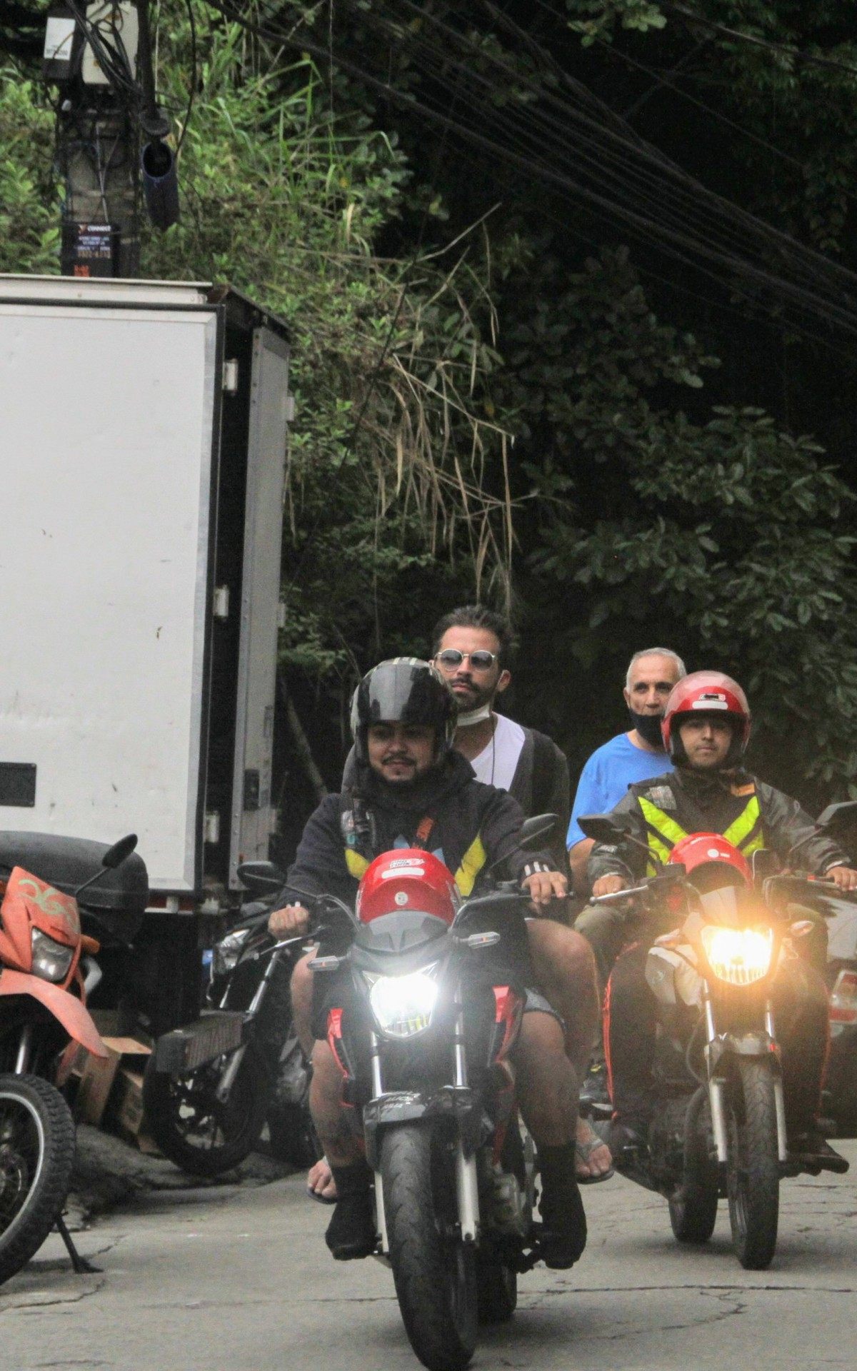 Henri Castelli vai ao Morro do Vidigal de motot&aacute;xi